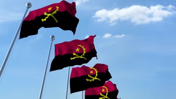 Fila di bandiere sventolanti dell'Angola agaist cielo blu, anello senza soluzione di continuità — Video Stock