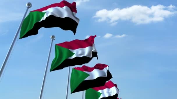 Rangée de drapeaux agités du Soudan agaist ciel bleu, boucle transparente — Video
