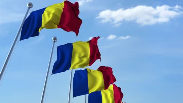 Ряд размахивающих флагами Румынии агаистского голубого неба, бесшовная петля — стоковое видео