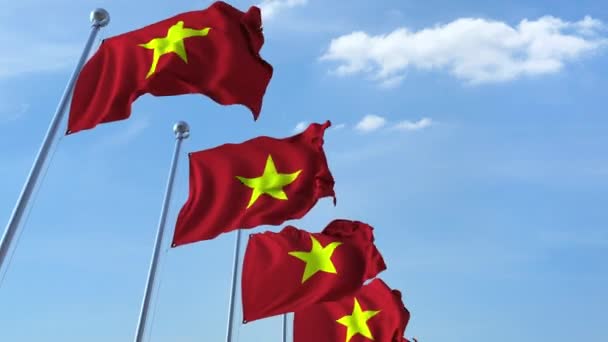 Ряд размахивающих флагами Вьетнама агаистского голубого неба, бесшовная петля — стоковое видео