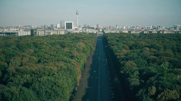 Vista para os marcos mais visitados de Berlim: Portão de Brandemburgo, Berliner dom and Television Tower, Alemanha — Fotografia de Stock