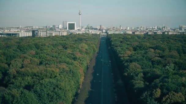 Vista a los monumentos más visitados de Berlín: Puerta de Brandeburgo, Berlín y Torre de Televisión, Alemania — Vídeos de Stock