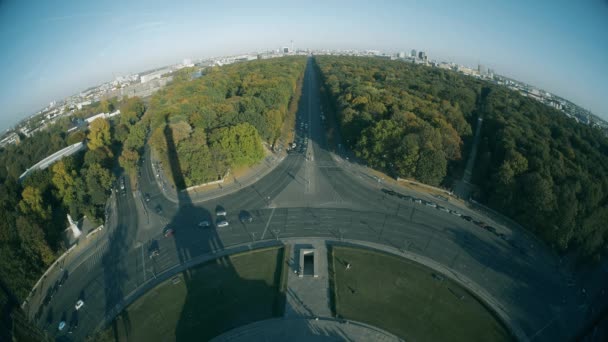 Vista de la lente Fisheye desde la columna Victoria hacia los principales puntos de referencia de la ciudad de Berlín, Alemania — Vídeos de Stock