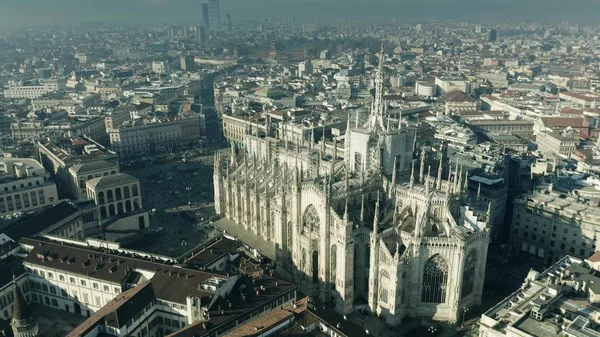 Flygfoto över Duomo di Milano eller Milanos katedral. Italien — Stockfoto