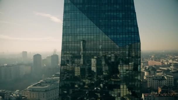 MILAN, ITALY - JANUARY 5, 2019. Aerial shot of BNP Paribas bank office skyscraper — Stock Video
