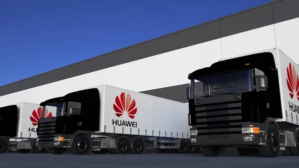 Semirremolques de carga con el logotipo de Huawei cargando o descargando en el muelle del almacén. Representación Editorial 3D — Foto de Stock