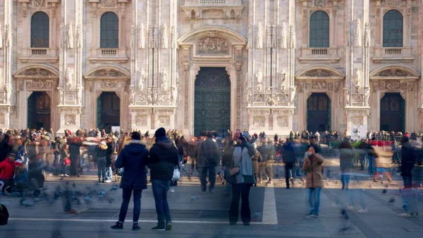 Milan, İtalya - 5 Ocak 2019. Meydanda Duomo di Milano veya Milano Katedrali'ne yakın yürüyüş turist — Stok fotoğraf