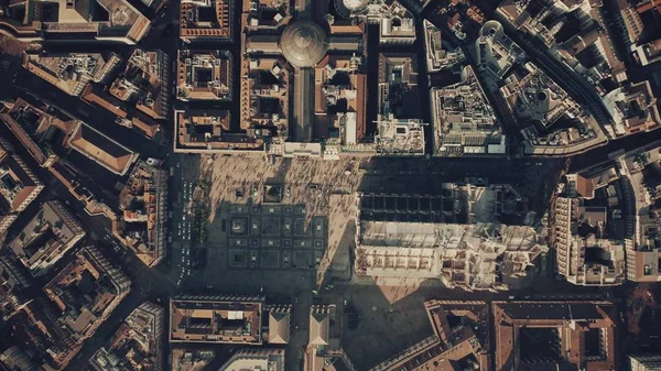 Foto aérea de arriba hacia abajo de la plaza llena de gente y la Catedral o Duomo en el centro de Milán. Lombardía, Italia — Foto de Stock