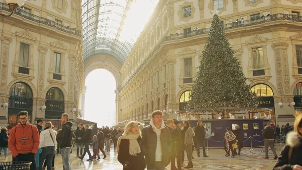 Milan, Olaszország - január 5-én, 2019. A Galleria Vittorio Emanuele Ii, Olaszország legidősebb bevásárlóközponttól, és egy jelentős mérföldkő a város belső — Stock Fotó