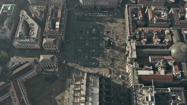 Aerial top down view of crowded Piazza del Duomo square in the centre of Milan, Italy — Stock Video