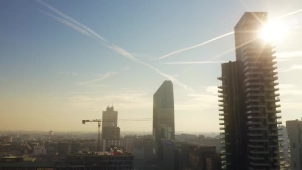 Milan, Olaszország - január 5-én, 2019. Viale della Liberazione üzleti negyed felhőkarcolók légi felvétel — Stock videók