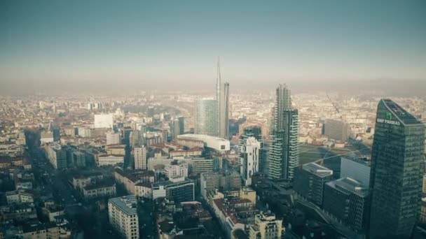 MILÁN, ITALIA - 5 de enero de 2019. Foto aérea de los rascacielos del distrito de negocios de Porta Nuova y paisaje urbano — Vídeo de stock