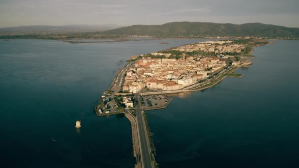 Letecký pohled od města Orbetello. Toskánsko, Itálie — Stock video