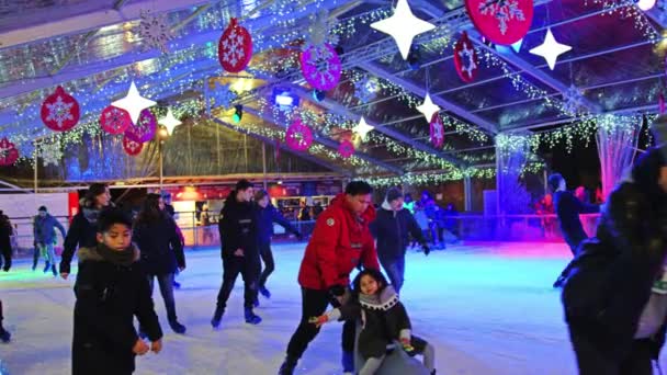 MILAN, ITALIE - 5 JANVIER 2019. Les gens patinent sur la patinoire dans le centre-ville le soir, tir au ralenti — Video