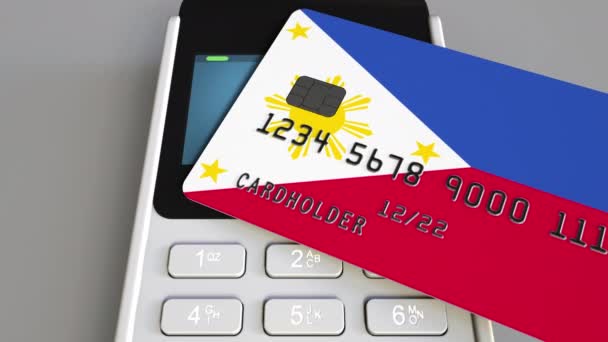 Terminal de pago con tarjeta de crédito con bandera de Filipinas. Sistema bancario nacional animación conceptual 3D — Vídeo de stock