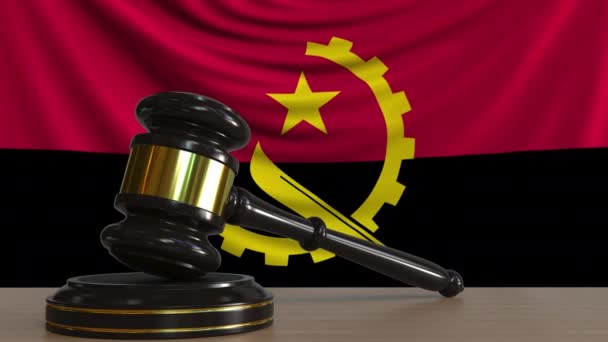 Jueces martillo y bloqueo contra la bandera de Angola. Corte angoleña animación conceptual — Vídeos de Stock