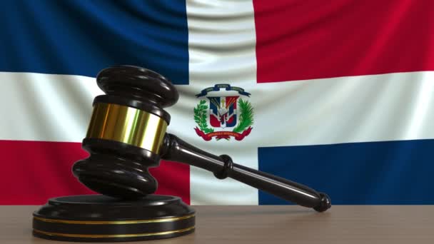 Domare ordförandeklubba och block mot flaggan i Dominikanska republiken. Nationella domstolen konceptuella animation — Stockvideo