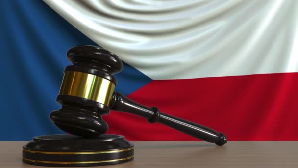 Domare ordförandeklubba och block mot flaggan i Tjeckien. Nationella domstolen konceptuella animation — Stockvideo