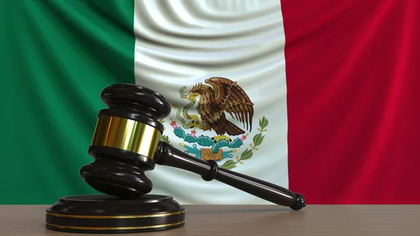 Rechters hamer en blok tegen de vlag van Mexico. Mexicaanse Hof conceptuele 3D-rendering — Stockfoto
