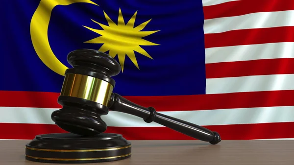 Domare ordförandeklubba och block mot flaggan av Malaysia. Malaysiska domstolen konceptuell 3d-rendering — Stockfoto