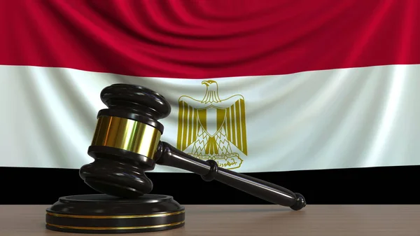 Soudci kladívkem a blok proti vlajka Egypta. Egyptský soud koncepční 3d vykreslování — Stock fotografie