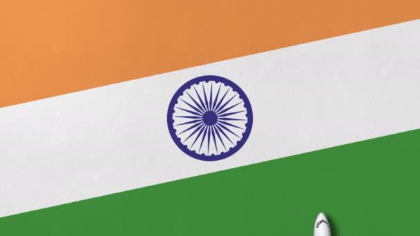 Vista de arriba hacia abajo del avión en la bandera de la India. Animación 3D conceptual relacionada con el turismo — Vídeo de stock
