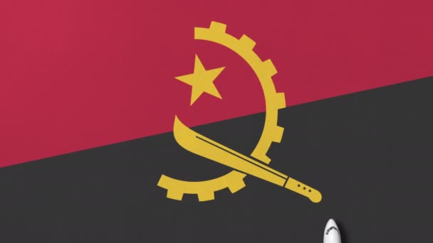 Коммерческий самолет на флаге Анголы. Концептуальная 3D анимация — стоковое видео