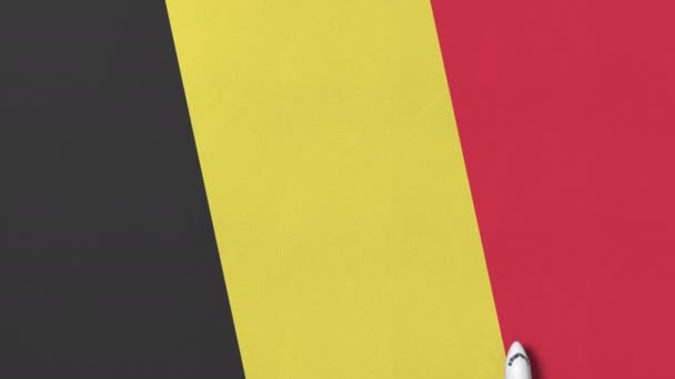 Vue de haut en bas de l'avion sur le drapeau de la Belgique. Animation 3D conceptuelle liée au tourisme — Video