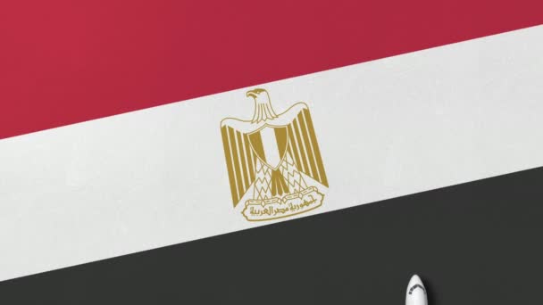 Vista dall'alto verso il basso dell'aereo sulla bandiera egiziana. Animazione 3D concettuale legata al turismo — Video Stock