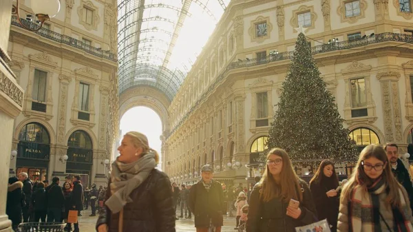 Mediolan, Włochy - 5 stycznia 2019 r. Wewnątrz Galleria Vittorio Emanuele Ii, słynnego centrum handlowego i głównym zabytkiem miasta — Zdjęcie stockowe