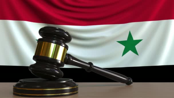 Судьи молотят молотком и блокируют флаг Сирии. Концептуальная анимация судов Сирии — стоковое видео