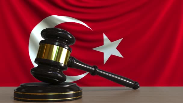 Судді молотка і блок проти прапор Туреччини. Турецька суд концептуальні анімації — стокове відео