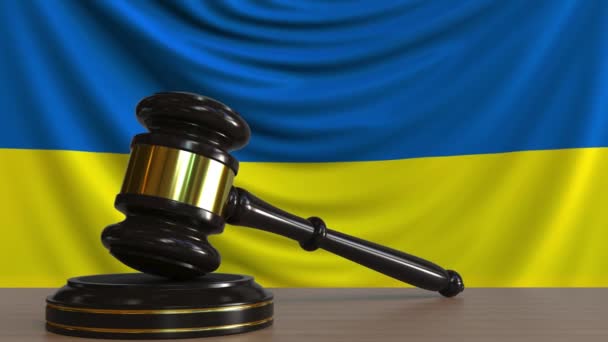 Yargıçlar tokmak ve Ukrayna bayrağı karşı blok. Ukraynalı mahkeme kavramsal animasyon — Stok video