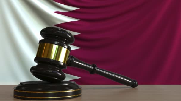 Domare ordförandeklubba och block mot flaggan av Qatar. Qatarisk domstolen konceptuella animation — Stockvideo