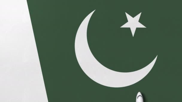 Commerciële vliegtuig op de vlag van Pakistan. Reis verwante conceptuele 3d animatie — Stockvideo