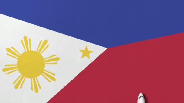 Vista de cima para baixo do avião na bandeira das Filipinas. Turismo relacionado animação 3D conceitual — Vídeo de Stock