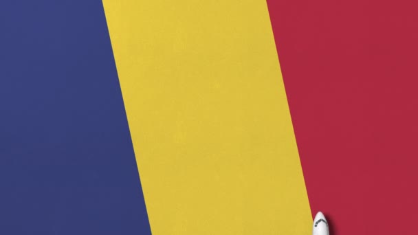 Yukarıdan aşağı görünüme Romanya bayrağı uçak. Turizm ile ilgili kavramsal 3d animasyon — Stok video