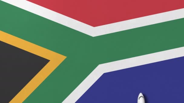 Προβολή πάνω-κάτω από το αεροπλάνο στη σημαία της Νότιας Αφρικής. Τουρισμού που σχετίζονται εννοιολογικά 3d animation — Αρχείο Βίντεο