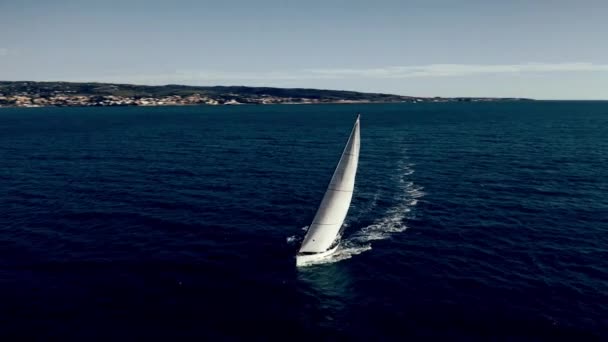 Letecký pohled na neznámé plachetnice, plavba na moři — Stock video