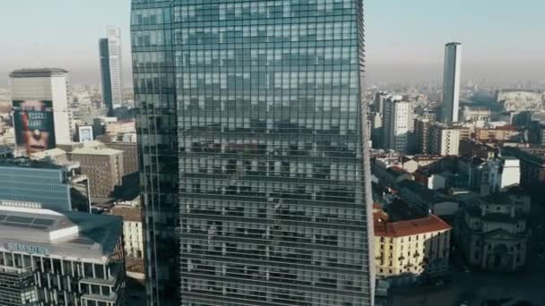 意大利米兰-2019年1月5日。钻石塔 bnp paribas 银行办公楼鸟图 — 图库视频影像