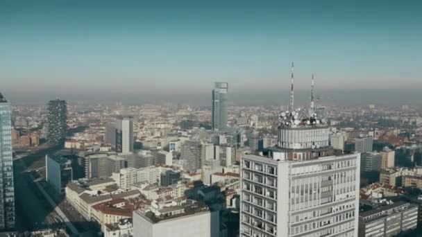 Μιλάνο, Ιταλία - Ιανουάριος 5, 2019. Αεροφωτογραφία του επιχειρηματική συνοικία ουρανοξύστες — Αρχείο Βίντεο