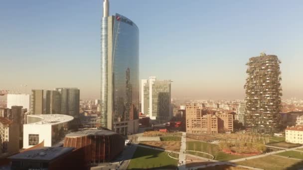 MILÁN, ITALIA - 5 de enero de 2019. Vista aérea de los rascacielos del distrito de Porta Nuova y paisaje urbano — Vídeo de stock