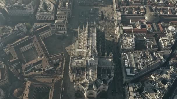 Vista aérea de la concurrida Piazza del Duomo y la Catedral de Milán, principal punto de referencia de la ciudad. Lombardía, Italia — Vídeos de Stock