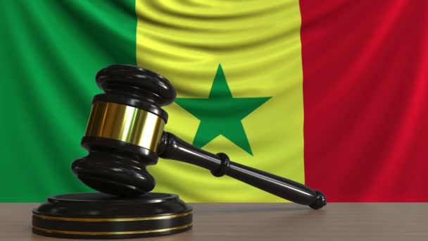 Rechters hamer en blok tegen de vlag van Senegal. Senegalese Hof conceptuele animatie — Stockvideo