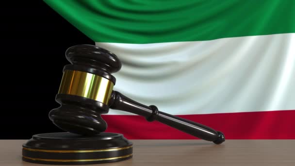 Domare ordförandeklubba och block mot flaggan av Kuwait. Kuwaitiska domstolen konceptuella animation — Stockvideo