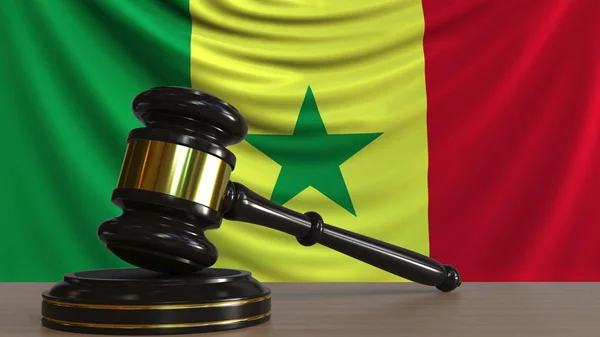 Sędziowie młotek i blok przeciwko flaga Senegalu. Senegalski sąd pojęciowy renderowania 3d — Zdjęcie stockowe