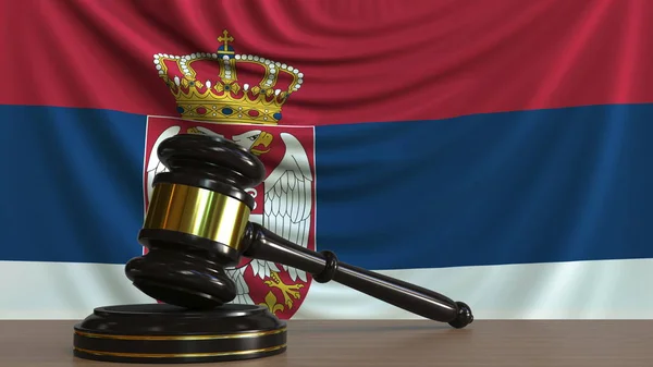 Σφυρί δικαστές και μπλοκ κατά τη σημαία της Σερβίας. Σερβικό δικαστήριο εννοιολογική 3d rendering — Φωτογραφία Αρχείου