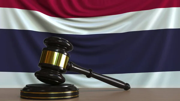 Jueces martillo y bloqueo contra la bandera de Tailandia. Corte tailandesa representación 3D conceptual —  Fotos de Stock