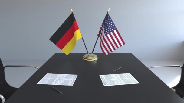 Banderas de Alemania y los Estados Unidos de América y papeles sobre la mesa. Negociaciones y firma de un acuerdo internacional. Animación 3D conceptual — Vídeo de stock