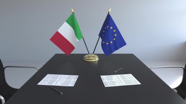 Flaggen Italiens und der Europäischen Union und Papiere auf dem Tisch. Verhandlungen und die Unterzeichnung eines internationalen Abkommens. konzeptionelle 3D-Animation — Stockvideo